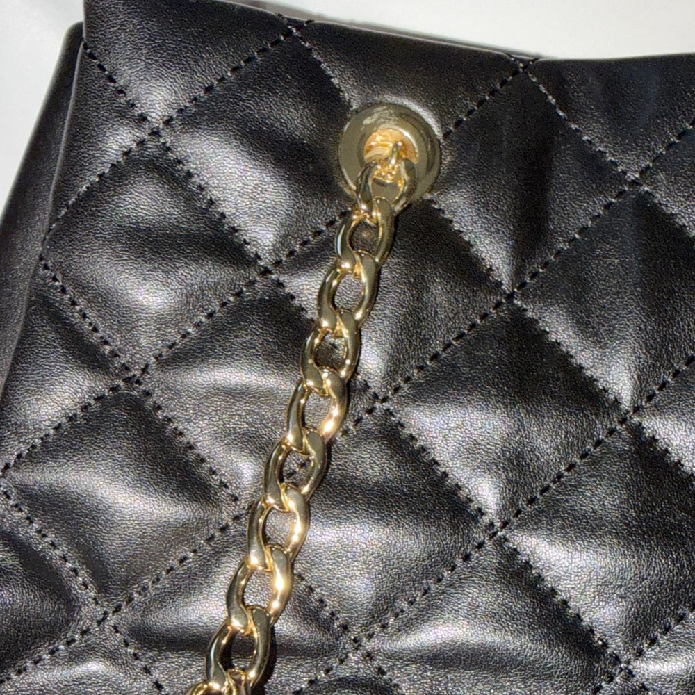 Kate Spade Quilted Black Shoulder Bag with Gold Chain - Picture 12 of 13